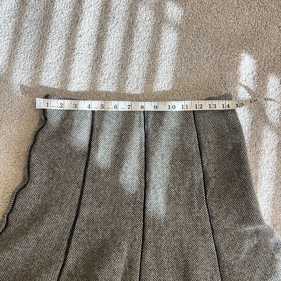 Ralph Lauren Wool Skirt with faux leather piping. - Picture 3 of 7